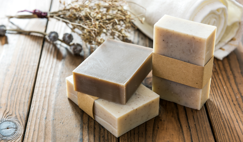 Gommage Corporel au Savon Noir - L'Îlessental Diallo